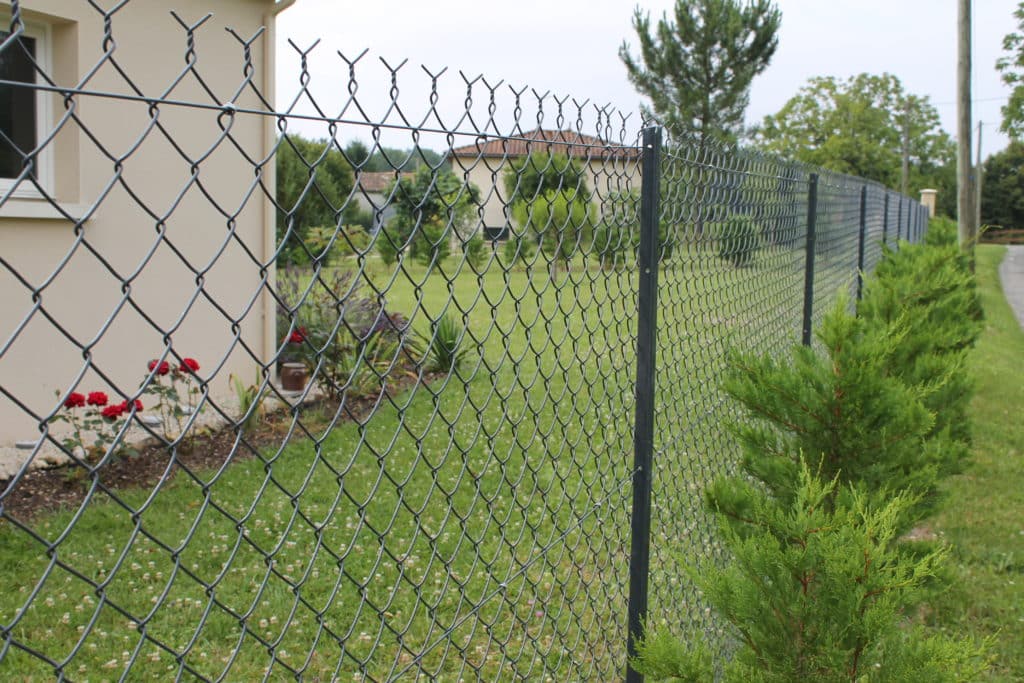 Clôture d'un petit jardin individuel avec grillage simple torsion